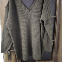 Sweter z wycięciami na ramionach