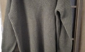 Sweter z wycięciami na ramionach