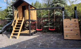 Plac zabaw domek dla dzieci huśtawka piaskownica ślizg