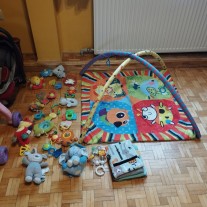 Na sprzedaż używane rzeczy takie jak leżanka z zabawkami nosidełko fotelik
