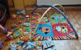 Na sprzedaż używane rzeczy takie jak leżanka z zabawkami nosidełko fotelik