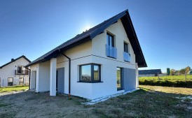 2 Domy w otoczeniu zieleni na 8-arowych działkach