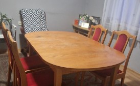 Rozkładany stół oraz 4 krzesła welurowe