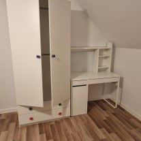 Biała szafa i biurko