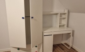 Biała szafa i biurko