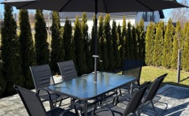 Zestaw ogrodowy krzesła stół i parasol