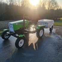 Zielony traktor silnik Fiat 126p