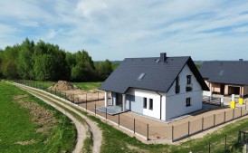 2 Domy w otoczeniu zieleni na 8-arowych działkach