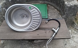 Zlewozmywak jednokomorowy ze stali nierdzewnej z baterią.