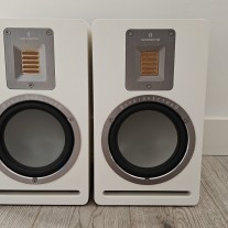 Kolumna podstawkowa Audiovector QR1 / kolor biały satynowy