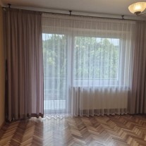 Karnisz mosiężny z zasłonami i firaną - elegancki zestaw