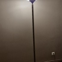 Mosiężna lampa stojąca – klasyczny styl
