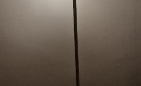 Mosiężna lampa stojąca – klasyczny styl